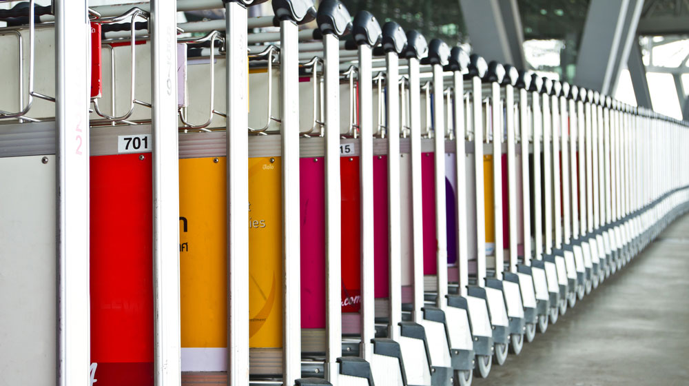 Jeths Cleaning verzamelt rondzwervende bagagekarretjes op vliegvelden om ze zo snel mogelijk door te geven aan een nieuwe gebruiker.