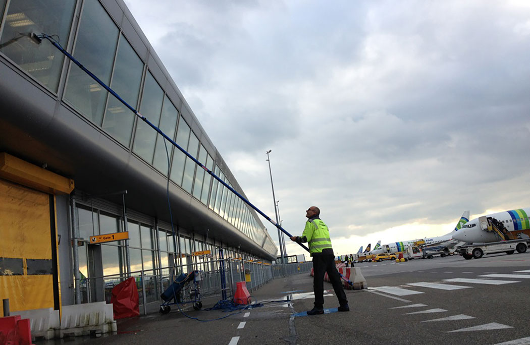 Jeths Cleaning maakt onder andere gebruik van telescoopreiniging, een mileuvriendelijke oplossing om uw ramen grondig te reinigen.