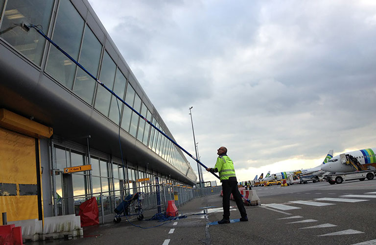 Jeths Cleaning maakt onder andere gebruik van telescoopreiniging, een mileuvriendelijke oplossing om uw ramen grondig te reinigen.